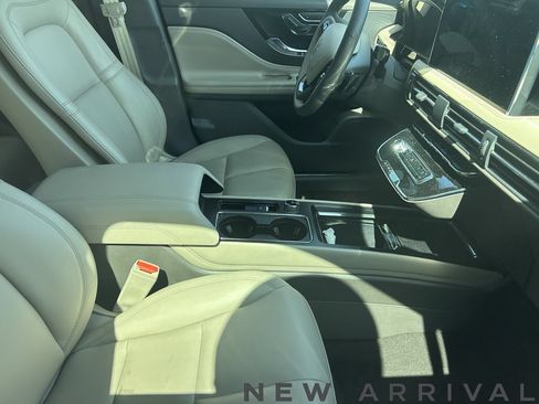 Used 2024 Lincoln Corsair FWD w/ Rear Removable Package Tray image 9