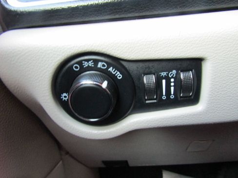 Used 2022 Chrysler Voyager LX FWD image 16