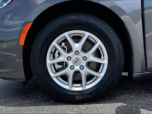 Used 2023 Chrysler Pacifica Touring-L FWD image 34