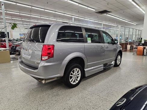 Used 2018 Dodge Grand Caravan SXT FWD image 5