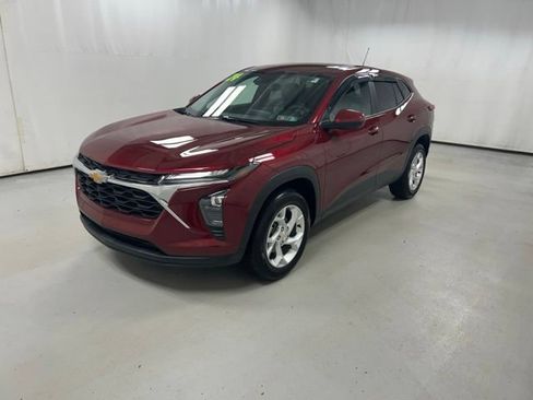 Used 2024 Chevrolet Trax LS w/ LS Convenience Package FWD image 2