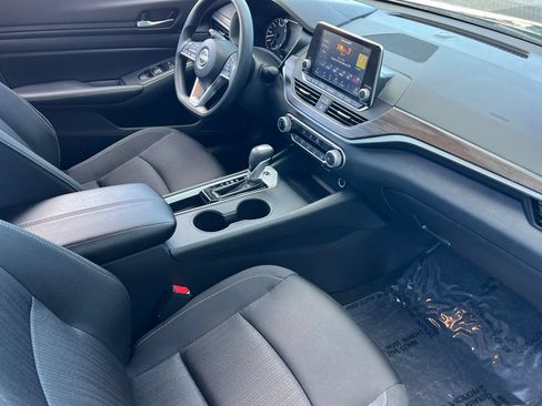 Used 2025 Nissan Altima 2.5 SV FWD image 12