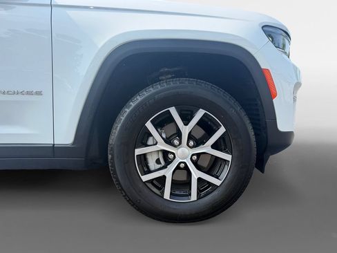 Certified 2025 Jeep Grand Cherokee Limited w/ Trailer Tow Package AWD/4WD image 16