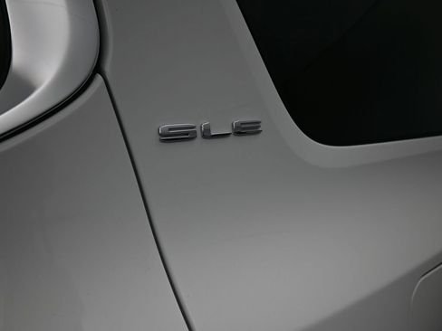 Used 2022 GMC Acadia SLE w/ Driver Convenience Package image 47