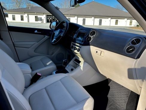 Used 2016 Volkswagen Tiguan S image 24