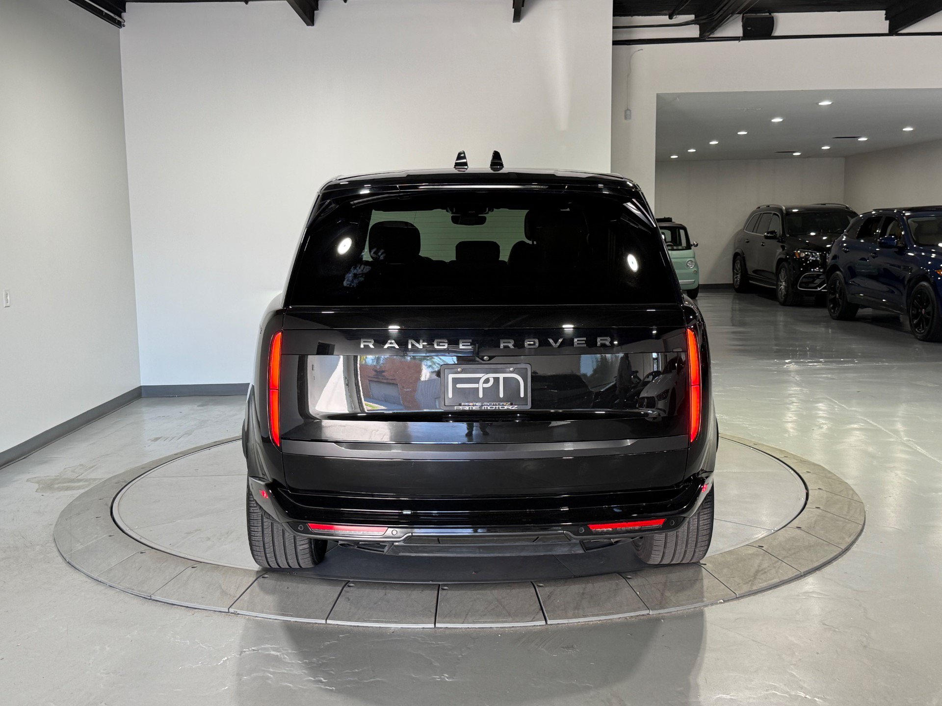 Used 2024 Land Rover Range Rover Long Wheelbase SE AWD/4WD image 12
