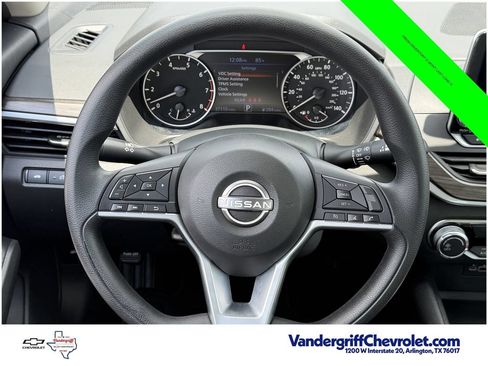 Used 2025 Nissan Altima 2.5 SV FWD image 12