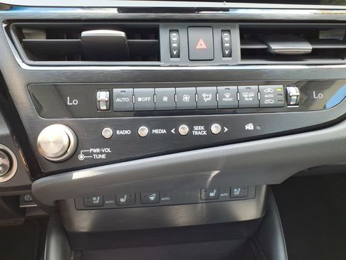 Certified 2023 Lexus ES 250 w/ Premium Package AWD/4WD image 11