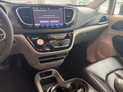 Used 2023 Chrysler Pacifica Touring-L FWD image 25