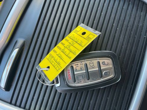 Used 2024 Chrysler Pacifica Limited FWD image 4