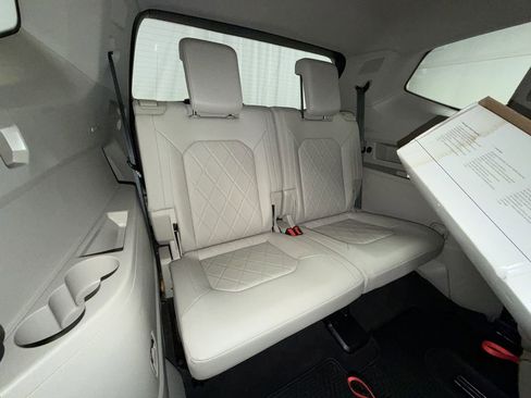 Used 2024 Volkswagen Atlas SEL Premium R-Line image 15