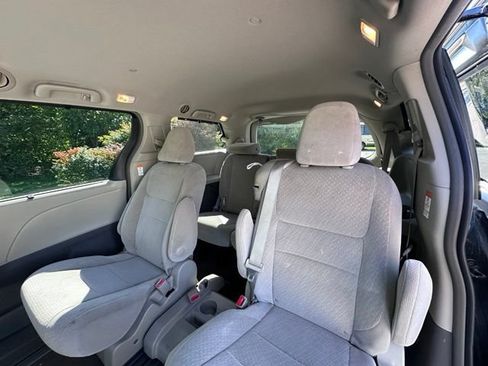 Used 2017 Toyota Sienna LE w/ Cargo Management Package FWD image 11