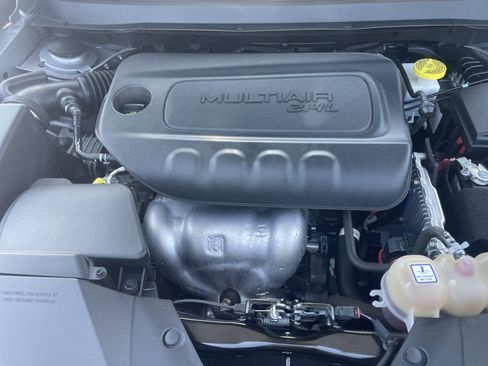 Used 2021 Jeep Cherokee Latitude Plus FWD image 32