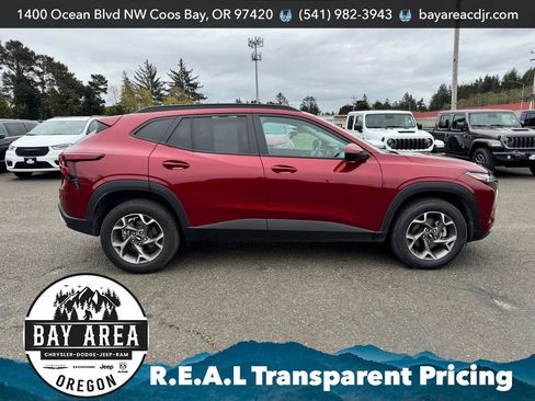 Used 2025 Chevrolet Trax LT FWD image 4