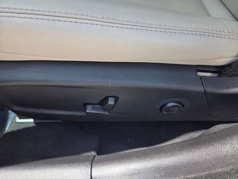 Used 2021 Chrysler 300 Touring L RWD image 4