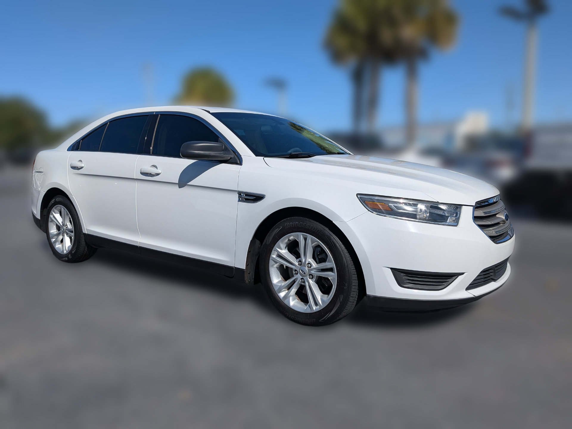 Used 2015 Ford Taurus SE FWD image 2