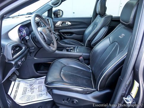 Used 2022 Chrysler Pacifica Limited w/ Uconnect Theater Family Group image 12