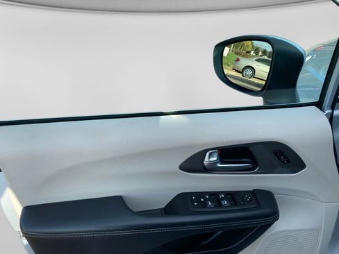 Used 2023 Chrysler Pacifica Touring-L FWD image 11