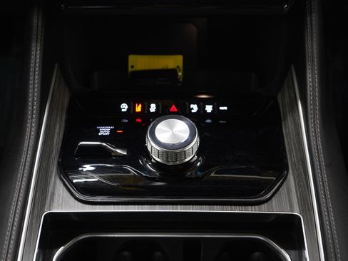 Used 2023 Jeep Wagoneer L Series II w/ Premium Group I image 17