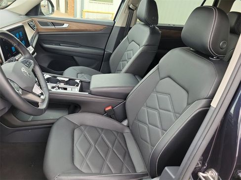 Used 2025 Volkswagen Atlas SE image 16