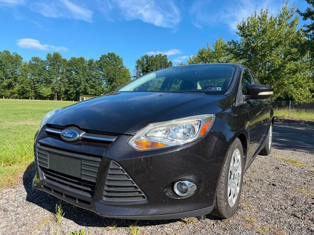 Used 2012 Ford Focus SE w/ SE Winter Pkg FWD image 1