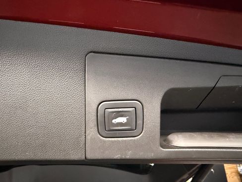 Used 2018 Cadillac XT5 Platinum w/ Driver Assist Package image 36