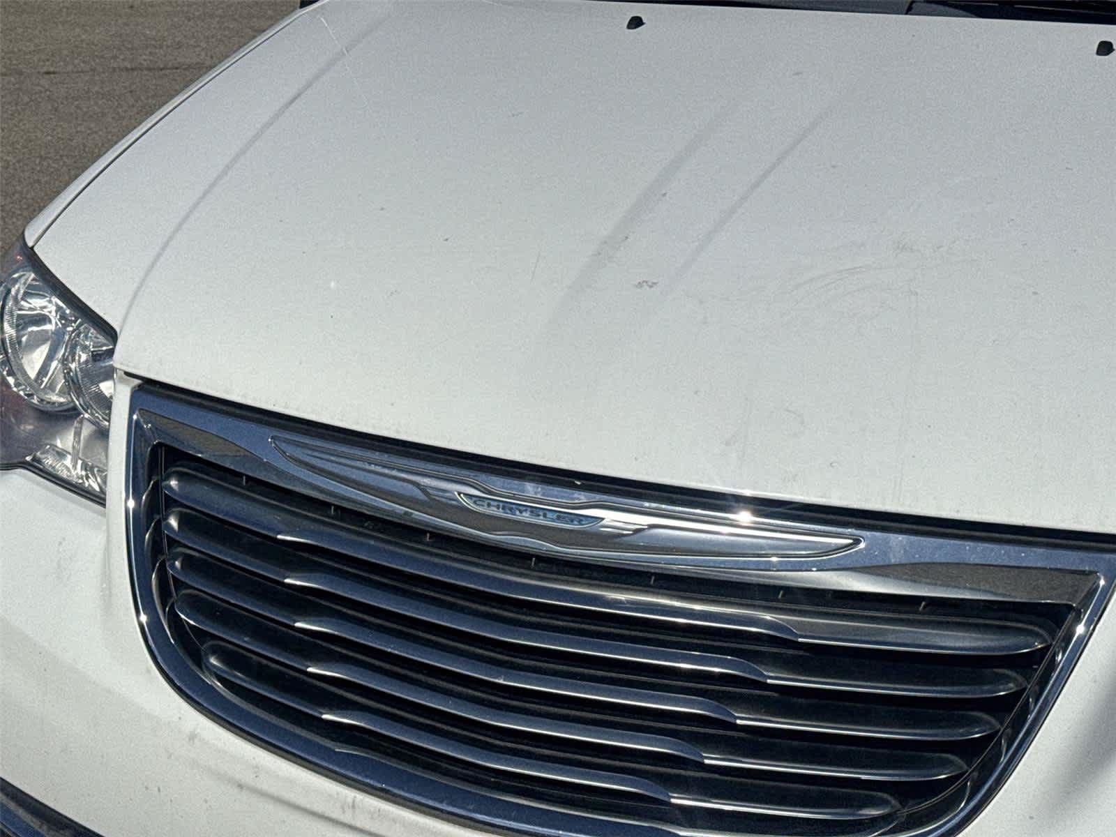 Used 2014 Chrysler Town & Country Touring FWD image 10
