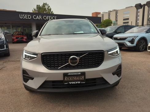 Used 2024 Volvo XC40 B5 Core AWD/4WD image 2