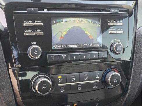 Used 2018 Nissan Rogue Sport S image 18