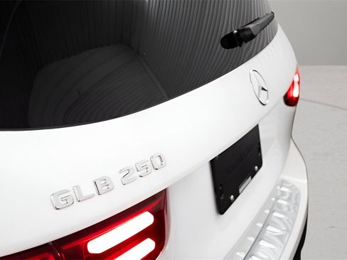 Used 2025 Mercedes-Benz GLB 250 image 7