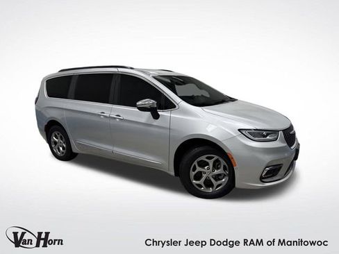Used 2023 Chrysler Pacifica Limited w/ Uconnect Theater Family Group image 1