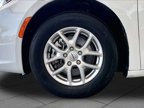 Used 2024 Chrysler Pacifica Touring-L FWD image 11