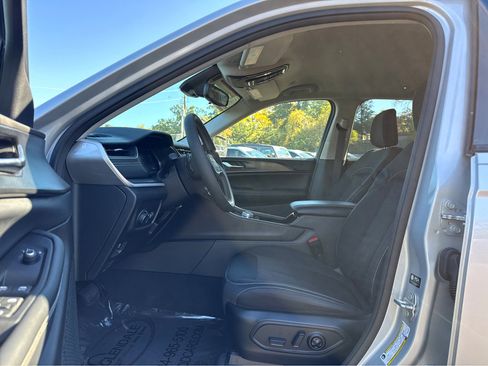 Used 2023 Jeep Grand Cherokee Laredo image 11