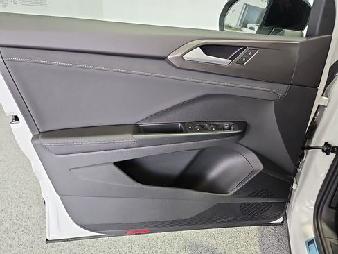 New 2026 Volkswagen Taos SE FWD image 15