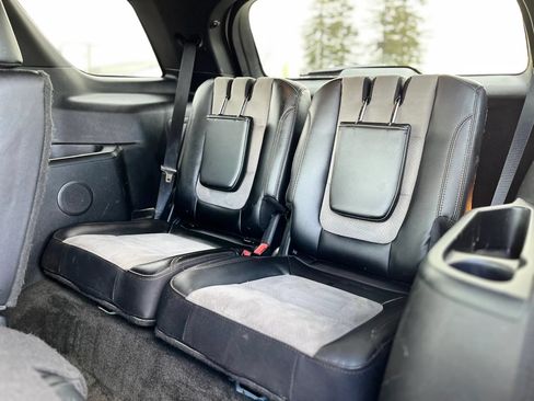 Used 2017 Ford Explorer XLT w/ Equipment Group 202A FWD image 26