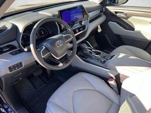 New 2025 Toyota Highlander Limited image 3
