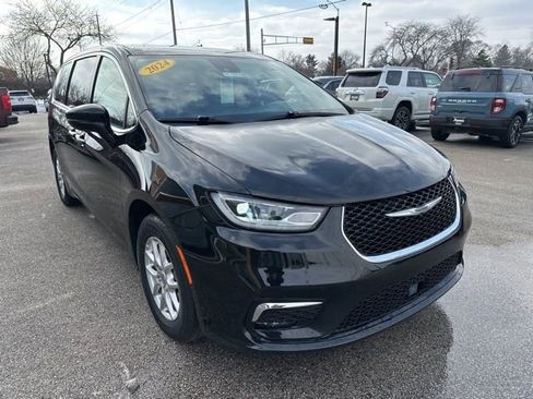 Used 2024 Chrysler Pacifica Touring-L image 4