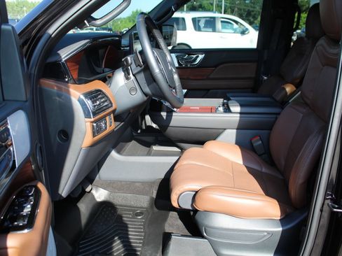 Used 2024 Lincoln Navigator Reserve AWD/4WD image 11