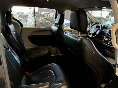Used 2020 Chrysler Pacifica Touring-L image 31