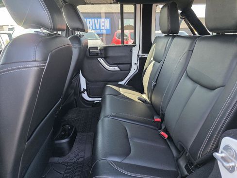 Used 2016 Jeep Wrangler Unlimited Rubicon AWD/4WD image 11