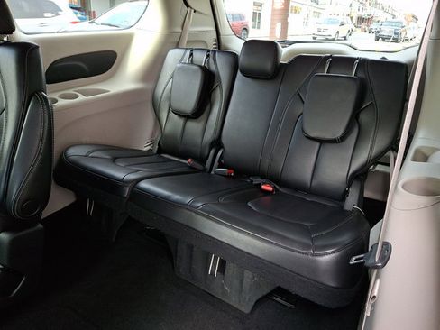 Used 2023 Chrysler Pacifica Touring-L image 11