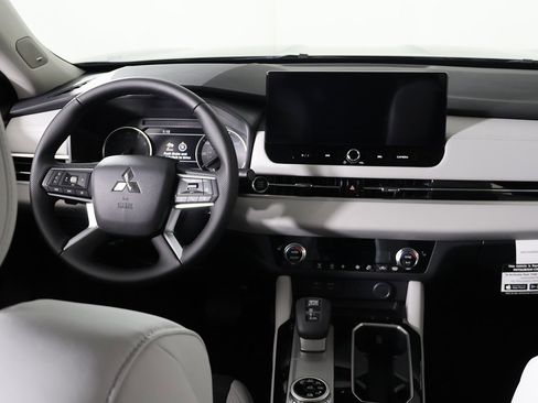 New 2025 Mitsubishi Outlander SE image 35