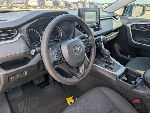 Used 2021 Toyota RAV4 LE FWD image 9