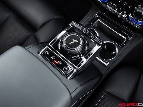 Used 2022 Rolls-Royce Phantom Sedan RWD image 34