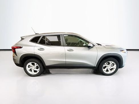 Used 2024 Chevrolet Trax LS w/ LS Convenience Package FWD image 5