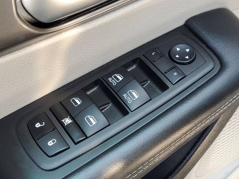 Used 2023 Chrysler Pacifica Touring-L FWD image 26