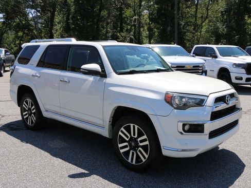 Used 2018 Toyota 4Runner Limited AWD/4WD image 10