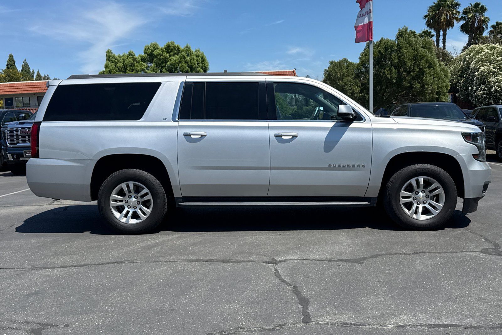 Used 2019 Chevrolet Suburban LT w/ Luxury Package AWD/4WD image 3