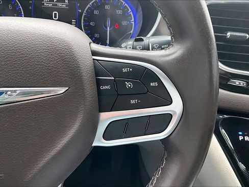 Used 2018 Chrysler Pacifica Touring-L image 18