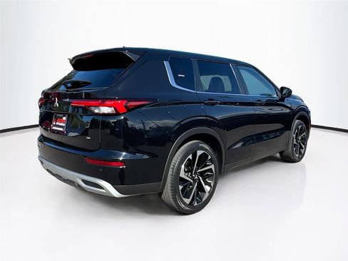 Used 2022 Mitsubishi Outlander SE image 12